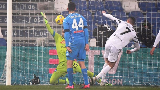 Cristiano Ronaldo (číslo 7) a jeho gól číslo 760 - ve finále italského Superpoháru do sítě Neapole