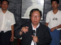 Nyan Win, člen týmu obhájců Aun Schan Su Ťij a její stranický kolega z Národní ligy pro demokracii (NLD) promlouvá v rangúnském ústředí strany k novinářům