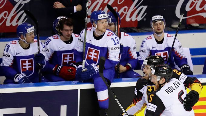 Smutní slovenští hokejisté po prohře s Německem na MS 2019 (Michal Krištof)