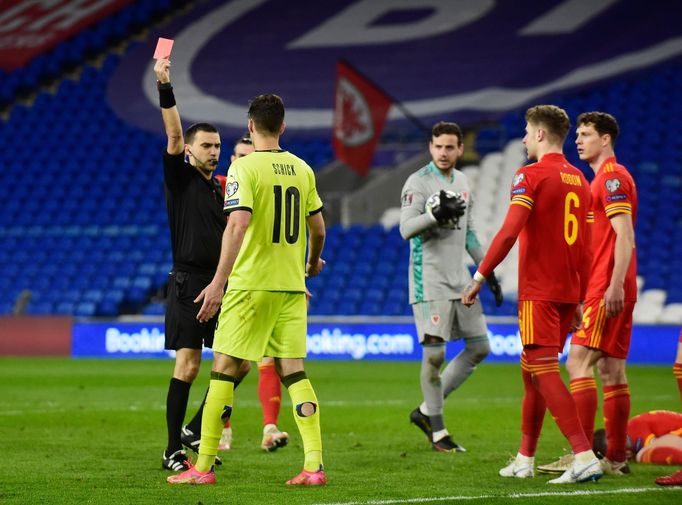 Patrik Schick dostává červenou kartu v zápase ve Walesu.