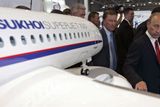 V srpnu 2007 si Vladimir Putin prohlédl zatím jen model nového letounu Suchoj