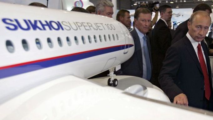 V srpnu 2007 si Vladimir Putin prohlédl zatím jen model nového letounu Suchoj