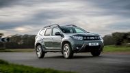 Nová Dacia Duster je povedené auto, populární naftový motor ale už nenabízí. Kdo tak chce SUV s turbodieselem, musí rychle k dealerům. Podle systému Dacie zbývá na prodej v Česku osm nových vznětových Dusterů.