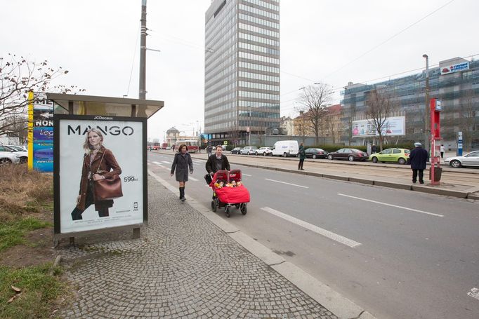 I tady se chodník příliš zužuje kvůli přístřešku na tramvajové zastávce. Navíc zde chybí přechod k nástupnímu ostrůvku.