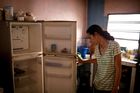 Dříve plné venezuelské ledničky dnes zejí prázdnotou. Řada obyvatel jihoamerického státu, který je zmítaný dlouhodobou ekonomickou krizí, trpí podvýživou.