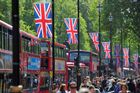 V posledních týdnech se objevily v centru Londýna veliké britské vlajky, které lemují třídu The Mall a visí i nad obchodní ulicí Regent Street.