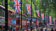 V posledních týdnech se objevily v centru Londýna veliké britské vlajky, které lemují třídu The Mall a visí i nad obchodní ulicí Regent Street.