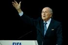 Blatter čtyři dny po zvolení odstoupil z čela FIFA