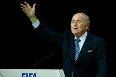 Blatter čtyři dny po zvolení odstoupil z čela FIFA