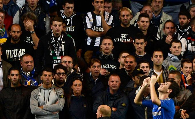 Chelsea - Juventus, fanoušci hostí sledují radost Oscara