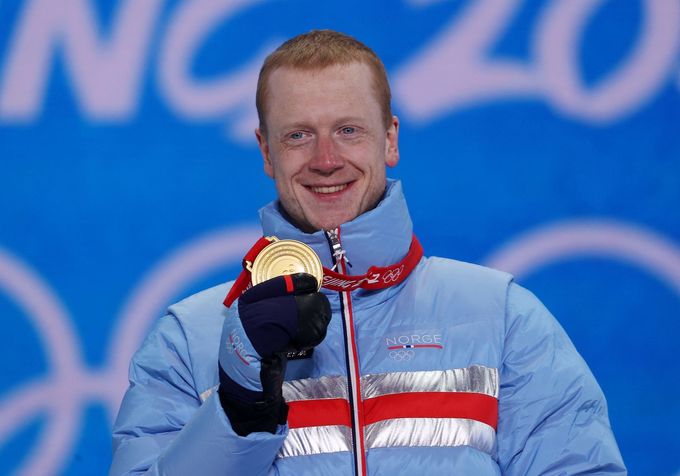 Johannes Thingnes Bö se zlatem za vítězství v závodu s hromadným startem na OH v Pekingu