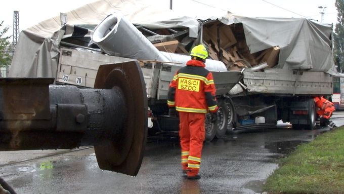 V Olomouci se na přejezdu srazil vlak s nákladním autem. Devět lidí se zranilo