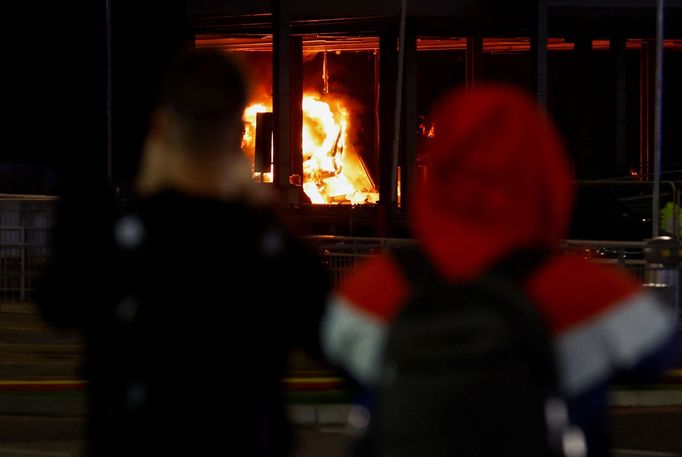 People take pictures while leaving London Luton airport as emergency services respond to a fire in the Terminal Car Park 2, in Luton, Britain, October 11, 2023.  REUTERS/