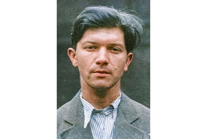 Svatoslav Štěpánek na policejní fotografii po svém zatčení 25. května 1936 v Litoměřicích. Výřez z dvojsnímku. Kolorováno