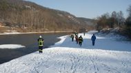 Záchrana osob z vodních ploch bývá častým důvodem k výjezdu. Středočeští hasiči vyjeli k záchraně dítěte, které nad jezem v Nižboře spadlo do Berounky. Než dorazili, topící se dívku již vylovili kolemjdoucí. Hasiči dítě převzali do péče a umístili jej do vytopeného prostoru zásahového automobilu.