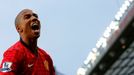 Ashley Young z Manchesteru United slaví vlastní gól borce West Bromwiche Garetha McAuleyho....