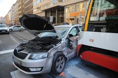 Tramvaj se v pražské Revoluční ulici srazila s octavií, osádka auta musela do nemocnice