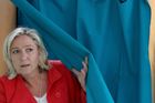 Šéfka francouzské krajní pravice Marine Le Penová právě odvolila.