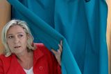 Šéfka francouzské krajní pravice Marine Le Penová právě odvolila.