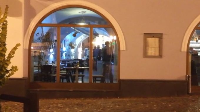 Zásah policie v restauraci v Rychnově nad Kněžnou, kde muž postřelil svou manželku.