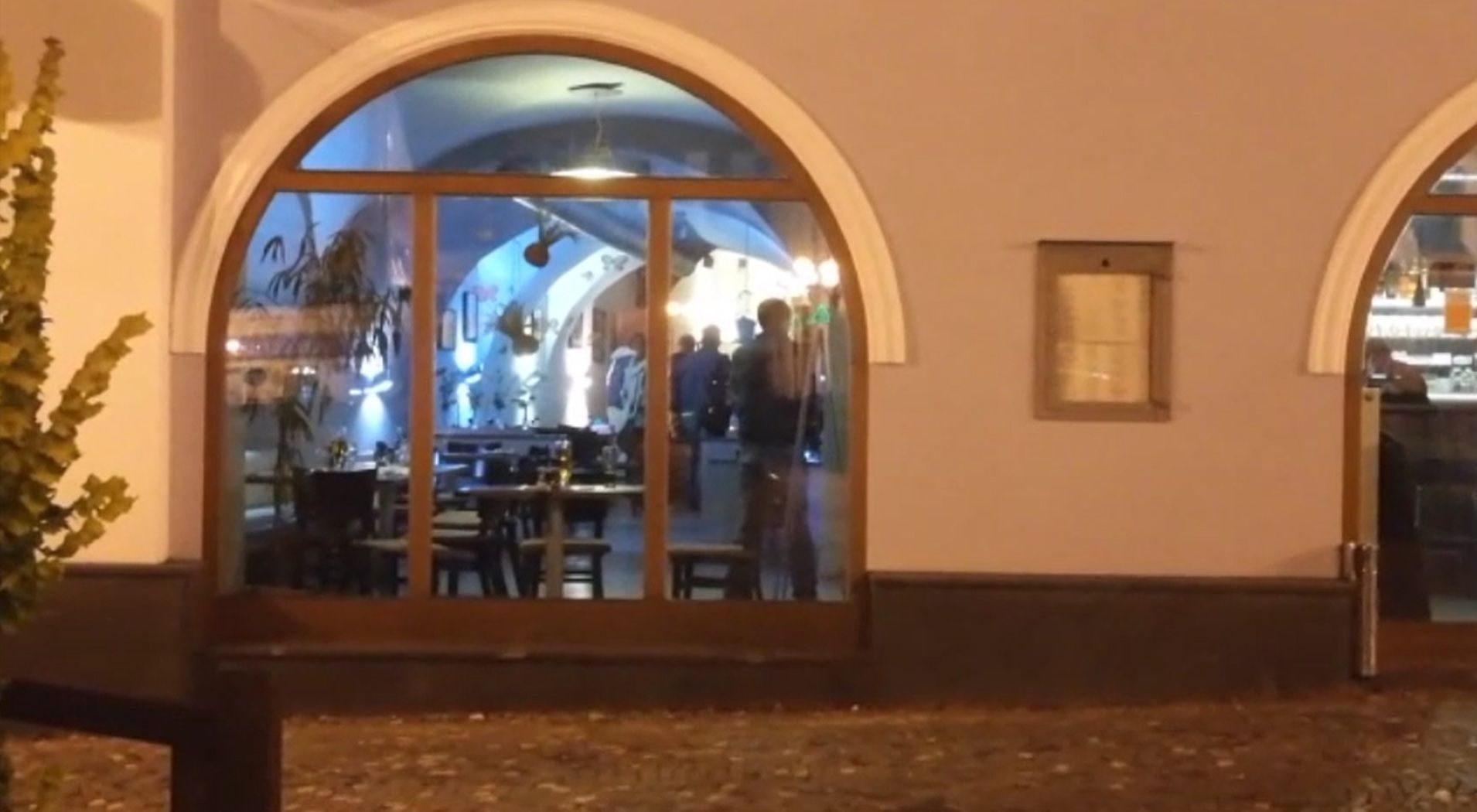 Zásah policie po střelbě v restauraci v Rychnově nad Kněžnou.