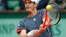 Britský tenista Andy Murray vrací míček na Francouze Richarda Gasqueta během osmifinále French Open 2012.