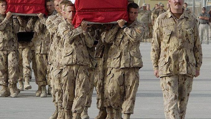 Kanadští vojáci se loučí s padlými kolegy na začátku srpna na letišti v Kandaháru.