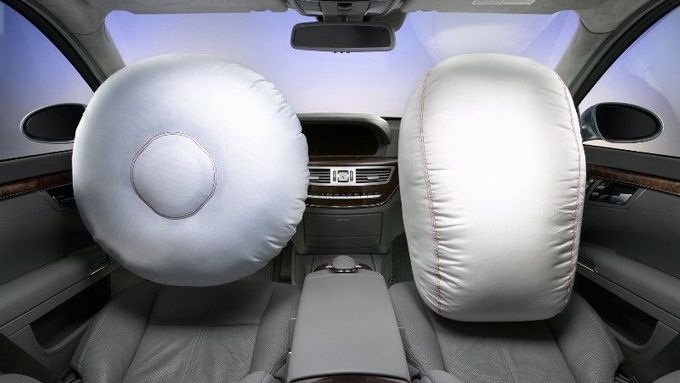 Ilustrační foto nafouknutého airbagu řidiče a spolujezdce.