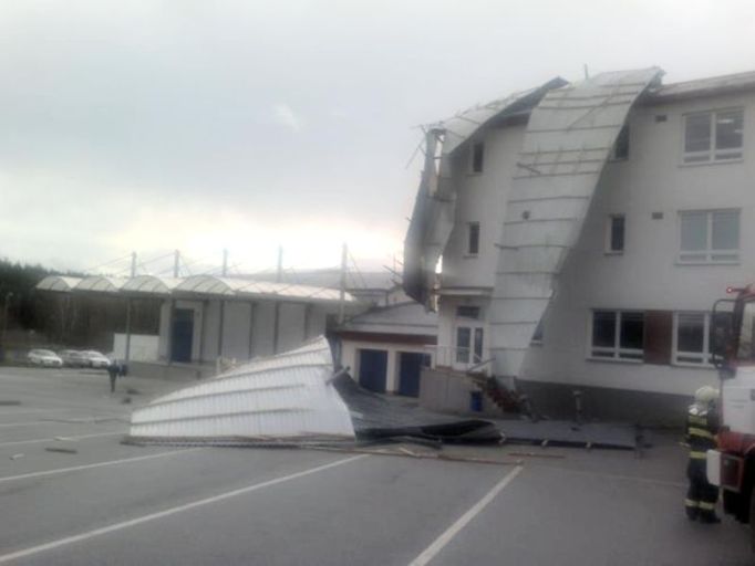 V Polné na ulici Žejdlicova (Kraj Vysočina) padající strom poškodil v podvečer střechu domu,  fasádu  a strhl telekomunikační vedení.