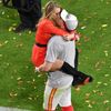 Patrick Mahomes s přítelkyní slaví triumf Kansas City Chiefs ve finále Super Bowlu LIV (2020)