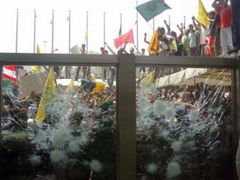 Rozlícení demonstranti zdemolovali úřadovnu OSN v libanonské metropoli.