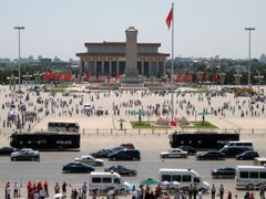 Policejní vozy projíždějí 3.června 2009 kolem náměstí Tchien an-men. V pozadí Památník lidových hrdinů, za ním Mao Ce-tungovo mauzoleum.