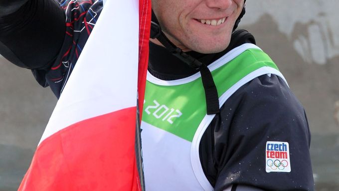 Český kajakář Vavřinec Hradilek sjíždí kanál Lee Walley během stříbrného závodu na OH 2012 v Londýně.