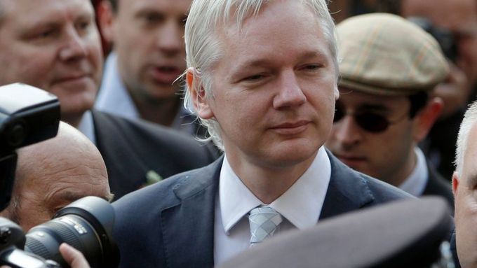 K soudu dorazil Julian Assange ještě s úsměvem na tváři.