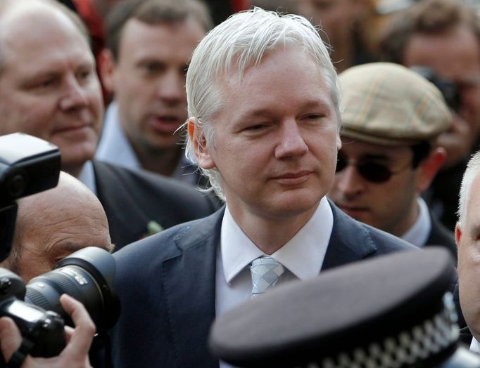 K soudu dorazil Julian Assange ještě s úsměvem na tváři.