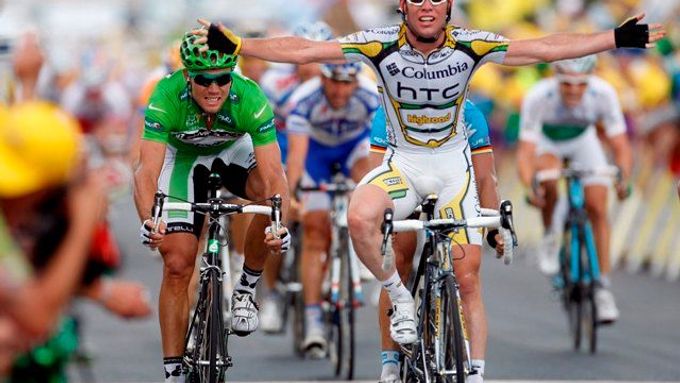 Mark Cavendish se letos už popáté raduje z etapového vítězství na Tour.