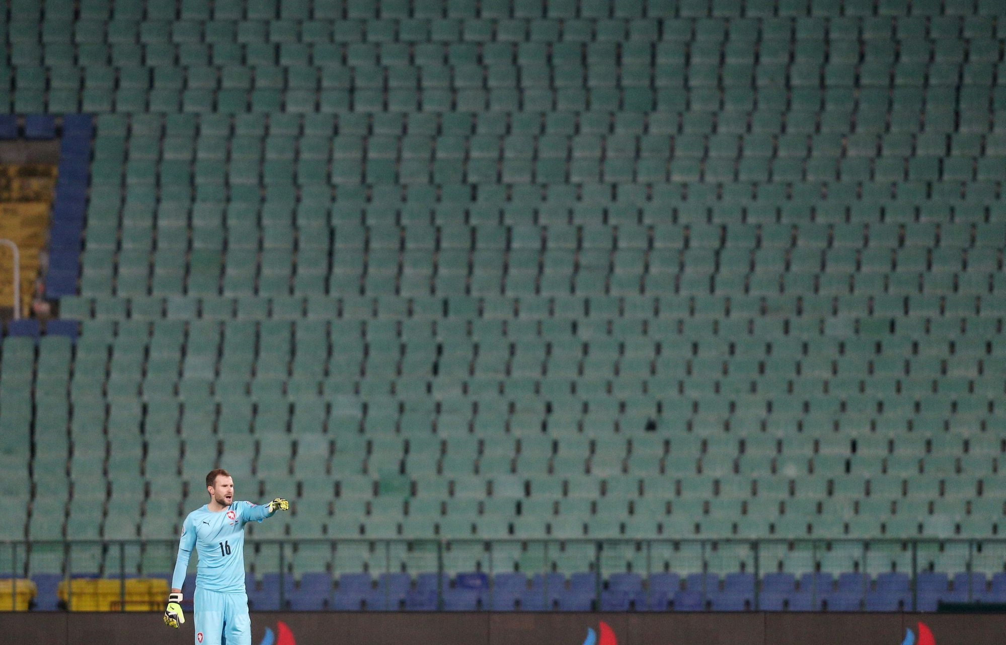 Ondřej Kolář před prázdnými tribunami v zápase kvalifikace ME 2020 Bulharsko - Česko