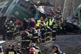 Záchranáři hledají další těla v troskách vlaků, ve kterých jelo celkem asi 350 lidí.