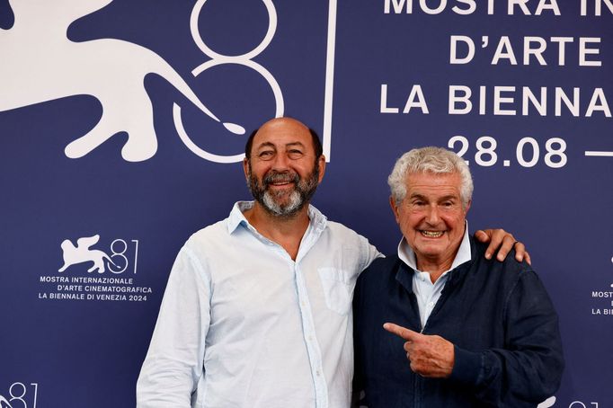 Herec Kad Merad a režisér Claude Lelouch na benátském festivalu.