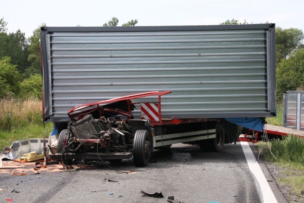 Nehoda autobusu, kamionu a osobního auta