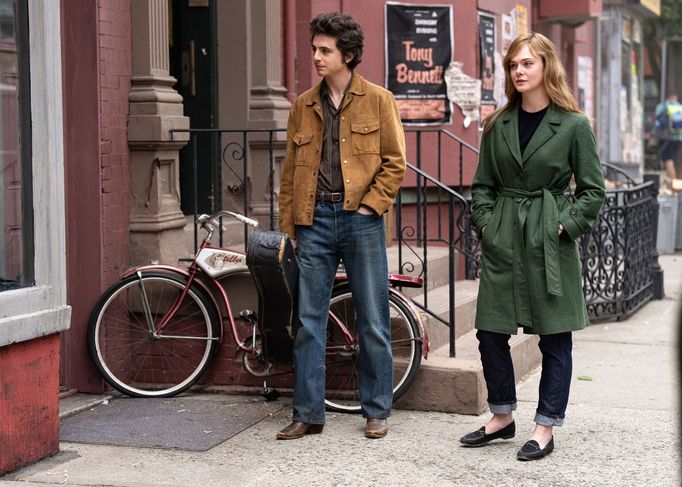 Timothée Chalamet jako Bob Dylan a Elle Fanning v roli Sylvie.