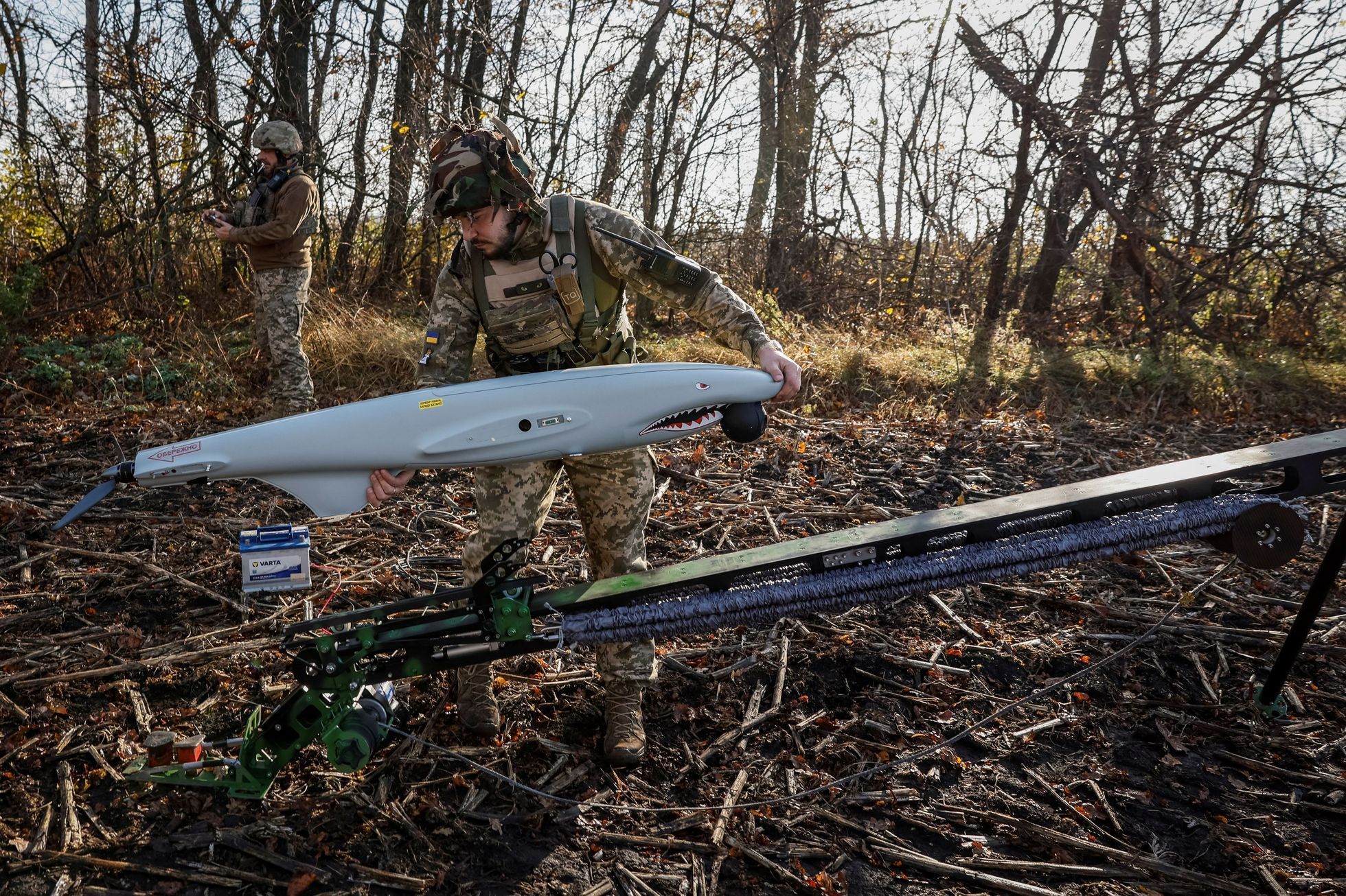 Ukrajinský voják připravuje dron, nazývaný Žralok, k odpálení v Charkovské oblasti na severovýchodě země.