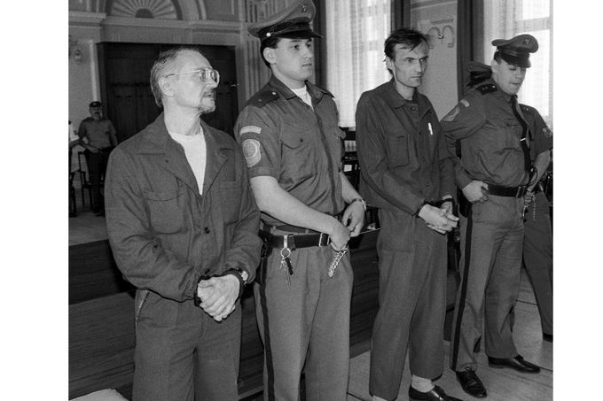 Michael Kutílek (vlevo) a Josef Kott v soudní síni Krajského soudu v Plzni, 8. června 1994. Byli obžalováni ze čtyř vražd a jednoho pokusu o vraždu.