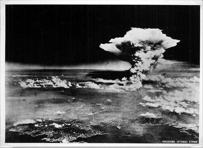 JAPAN NORTH KOREA NUCLEAR TESTS 2006-10-19 00:00:00 epa00843692 (FILES) A files handout photograph of the Hiroshima A-bomb blast photographed by the U.S. military on 6 August 1945.The A-bomb blast that killed over 140,000 people in Hiroshima was the first of only two nuclear bombs ever to be used. With tensions growing in east Asia over North Korea's nuclear tests and intentions to test more nuclear weapons the U.S is concerned a nuclear arms race could begin in earnerst across east Asia. Japan is the only nation on earth ever to experience the devestating effects of a nuclear explosion. EPA/A PEACE MEMORIAL MUSEUMHANDOUT