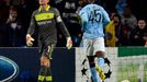 Fotbalista Manchesteru City Mario Balotelli gestikuluje na brankáře Romana Weidenfellera v utkání Ligy mistrů 2012/13 proti Borussii Dortmund.