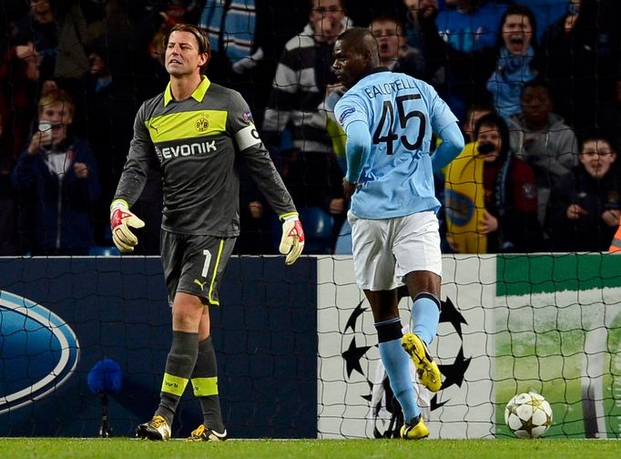 Fotbalista Manchesteru City Mario Balotelli gestikuluje na brankáře Romana Weidenfellera v utkání Ligy mistrů 2012/13 proti Borussii Dortmund.