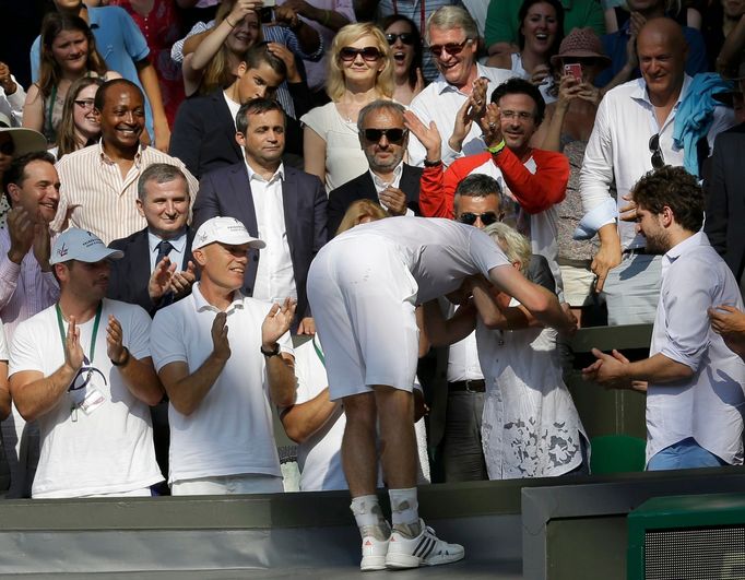 Andy Murray slaví se svou maminkou vítězství po finále Wimbledonu 2013