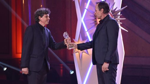 Cenu pro nejlepší scénář získal Ivan Arsenjev za Krajinu ve stínu.
