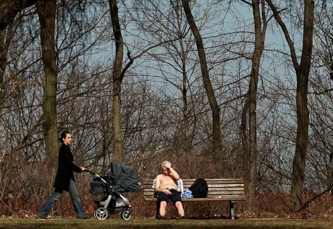 Opalování v berlínském Volkspark Friedrichshain. Zdejší nejstarší park byl pojmenován podle čtvrti Friedrichshain. Postaven byl v polovině 19. století a měl sloužit jako rekreační místo východní části města. Za druhé světové války byl zcela zničen, ale v 60. a 70. letech byl opět zrenovován.