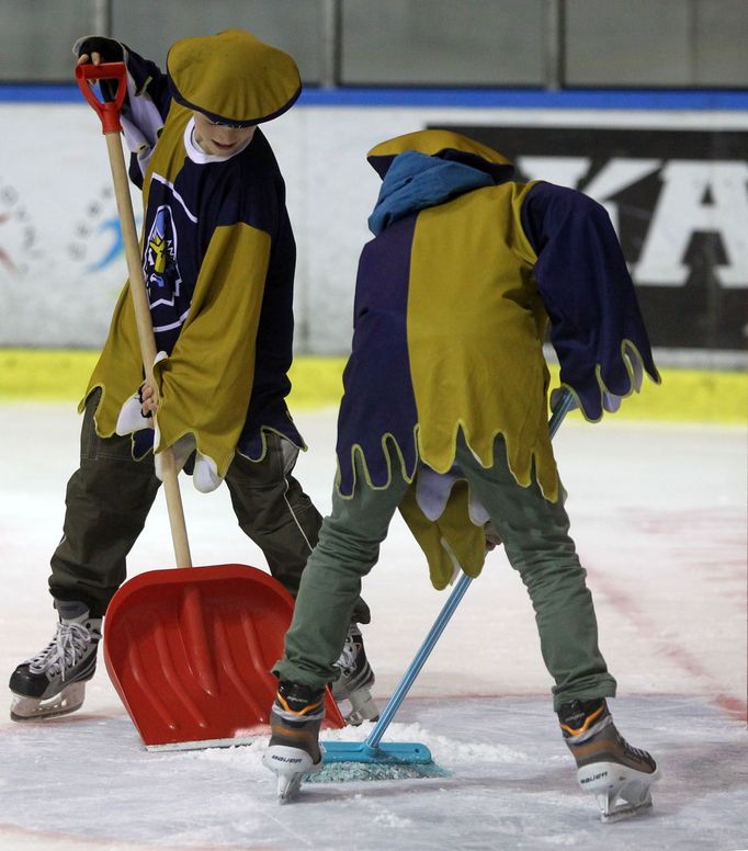 Hokejoví ledaři Kladna v utkání proti Karlovým Varům ve 26. kole Tipsport extraligy 2012/13.